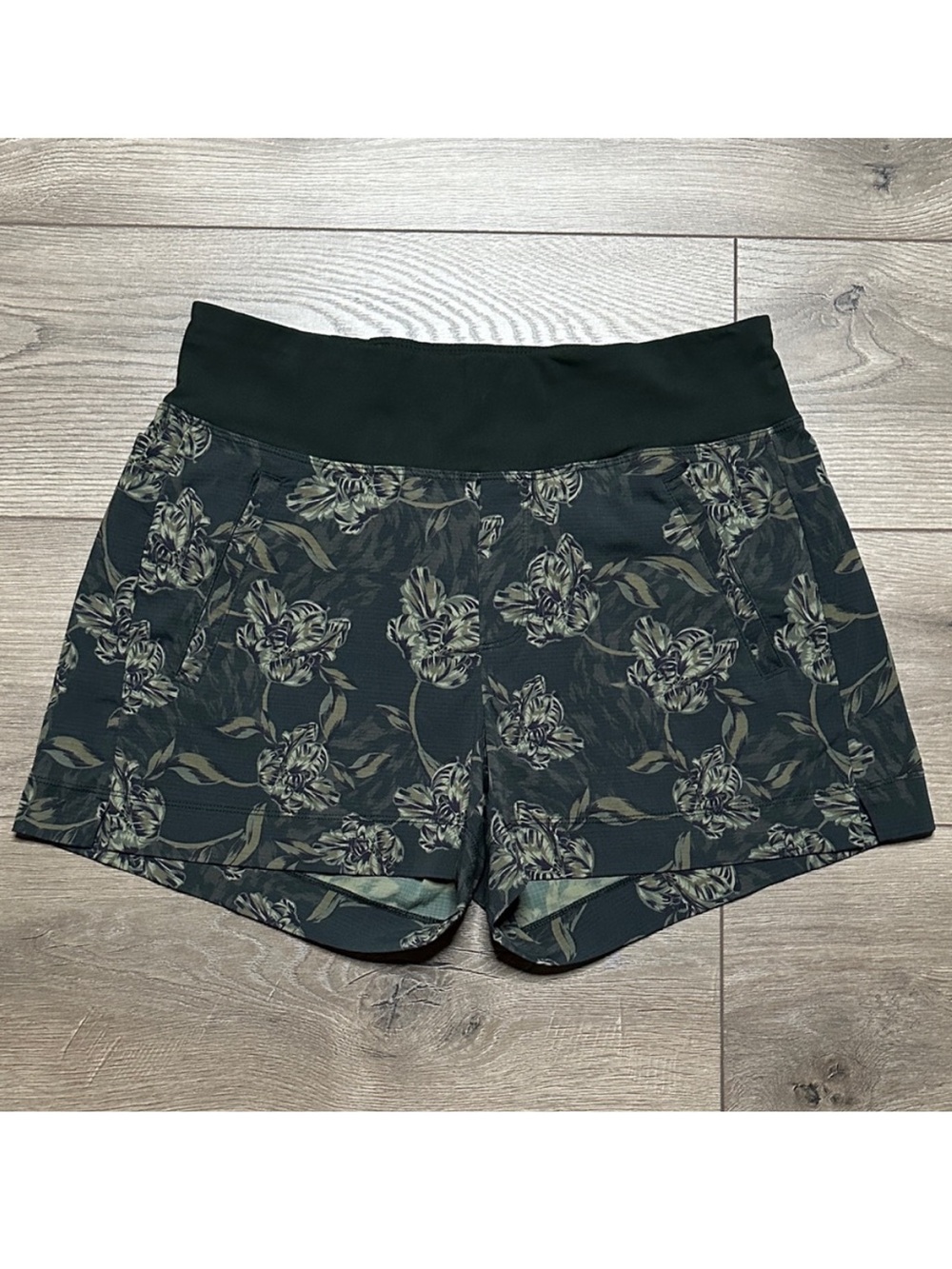 Athleta Trekkie North High Rise Stretch Hiking Casual Shorts Green Floral Size 8
